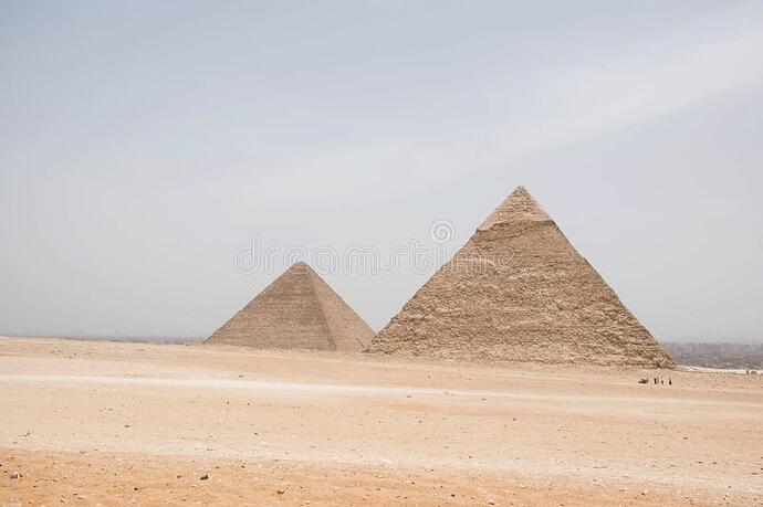 из-больших-пирамид-египта-с-пустыней-во-фронте-пирамиды-cheops-и-khufu-150801998